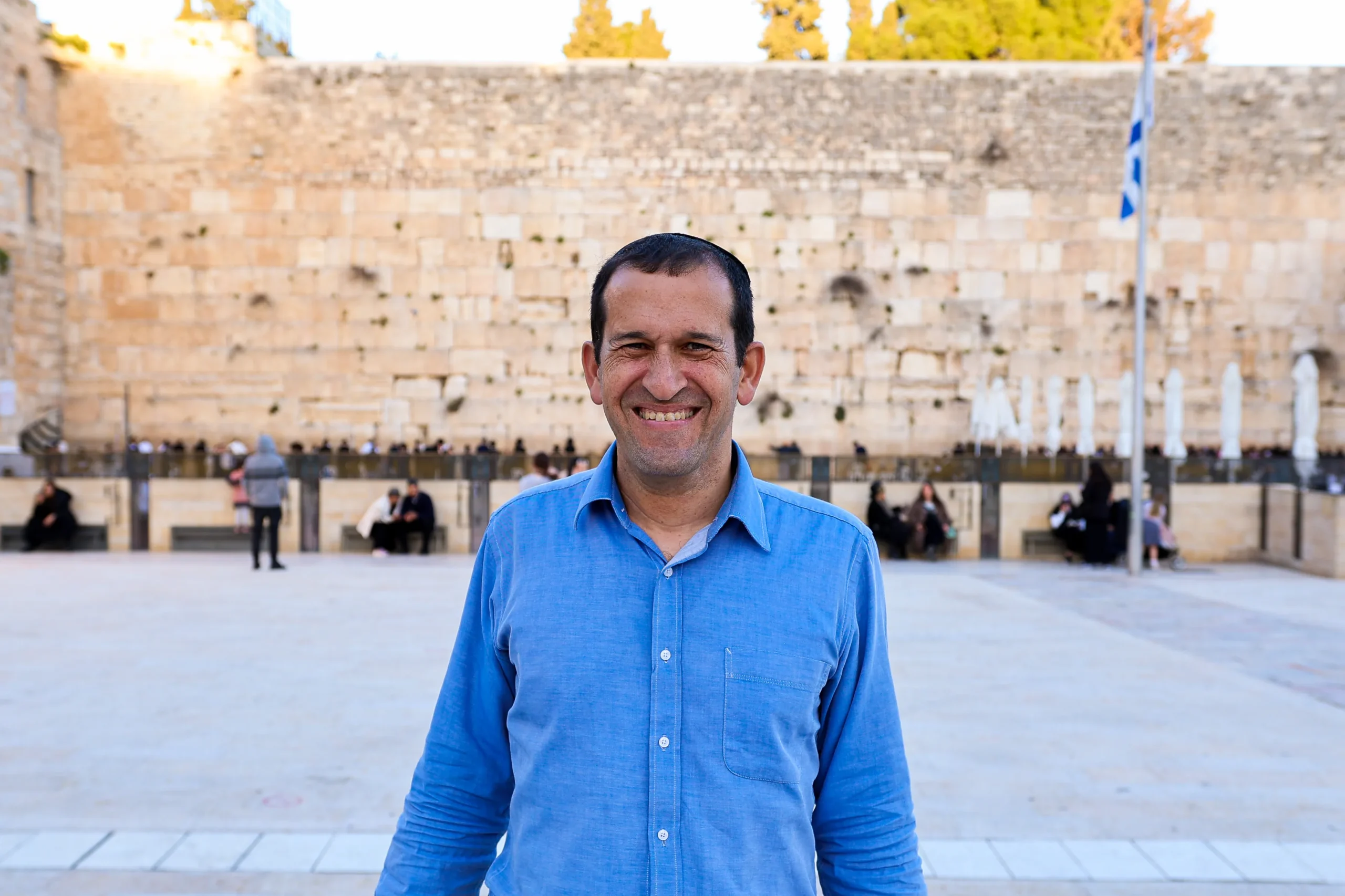 Richard Kaufmann frente al Muro de los Lamentos en Jerusalem
